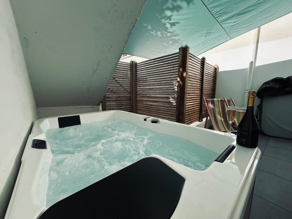 1 lenoir cocon romantique avec jacuzzi au centre Apartment in Reims
