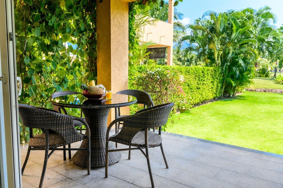 Patio, Day, Garden, Dining area, Garden view, Lake view, furniture