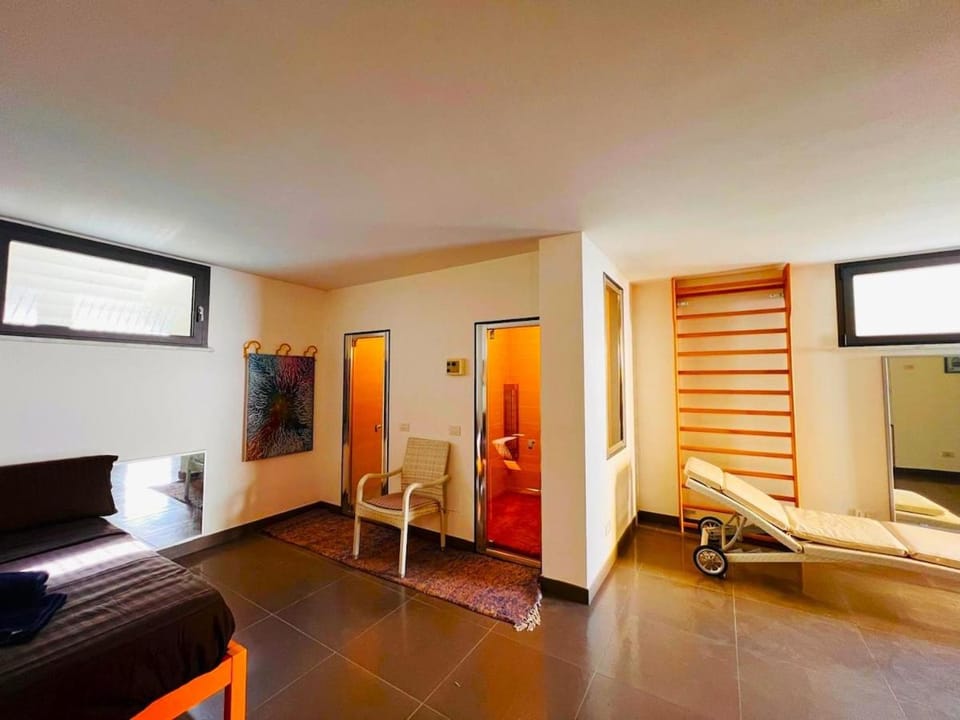 Bed, TV and multimedia, Living room, Photo of the whole room, Seating area, Bedroom