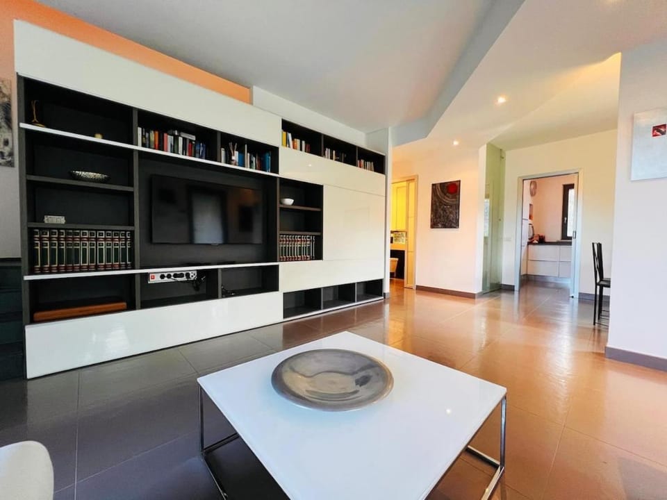 Kitchen or kitchenette, Living room, Food and drinks, Seating area, Dining area