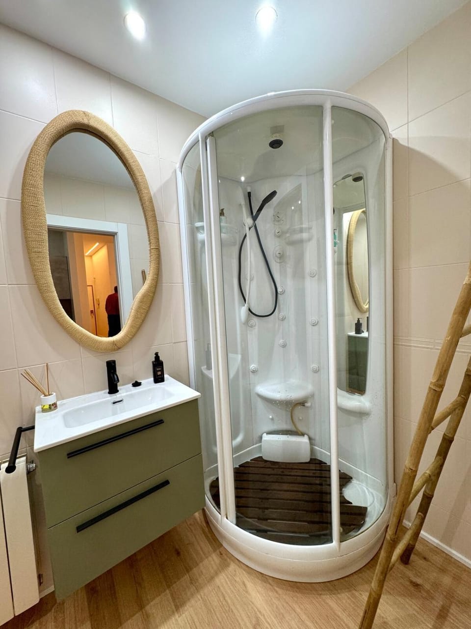 Shower, Toilet, towels