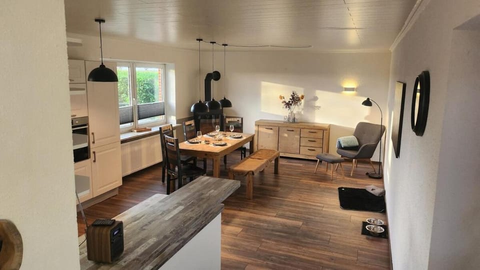 Kitchen or kitchenette, Seating area, Dining area