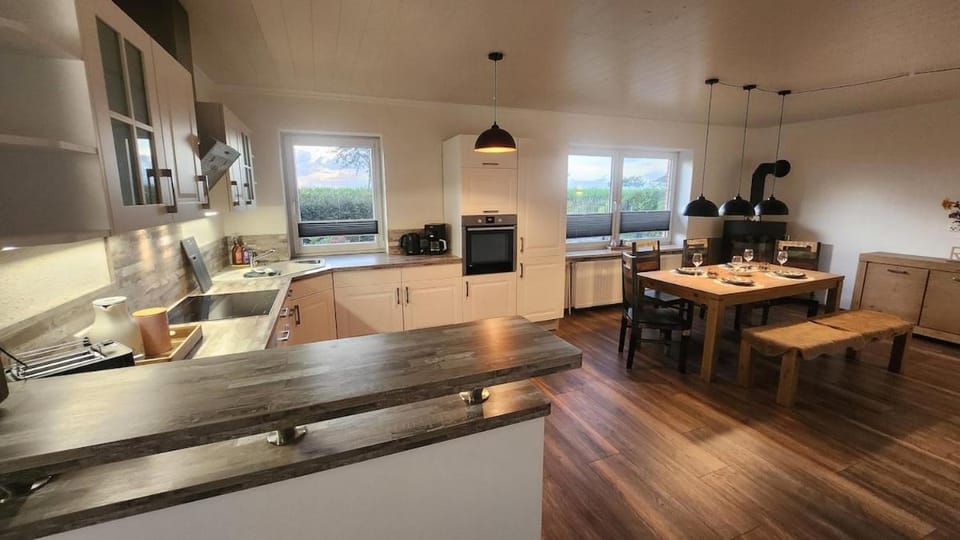 Kitchen or kitchenette, Seating area, Dining area, pet friendly, stove