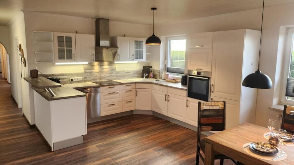 Coffee/tea facilities, Kitchen or kitchenette, Dining area, dishwasher, oven, pet friendly, stove, toaster