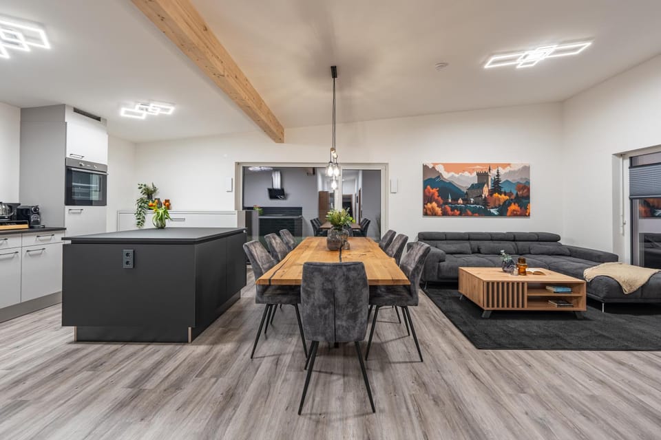 Kitchen or kitchenette, Living room, Seating area, Dining area