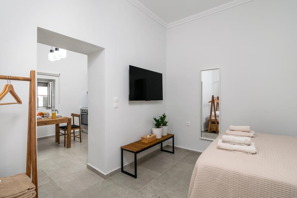 Bed, TV and multimedia, Photo of the whole room, Bedroom