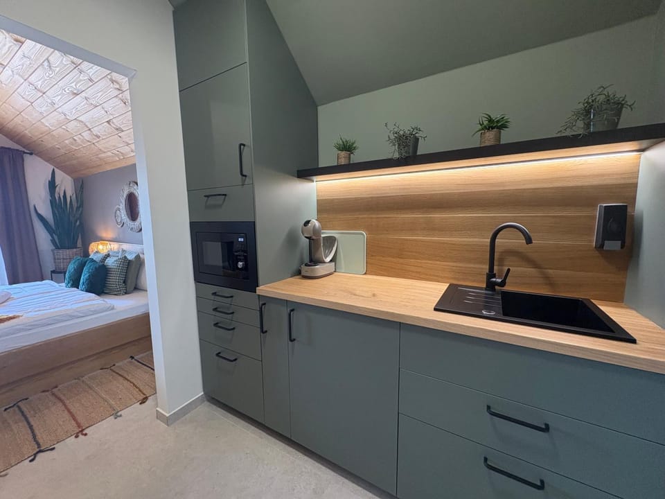 Coffee/tea facilities, Kitchen or kitchenette, Photo of the whole room