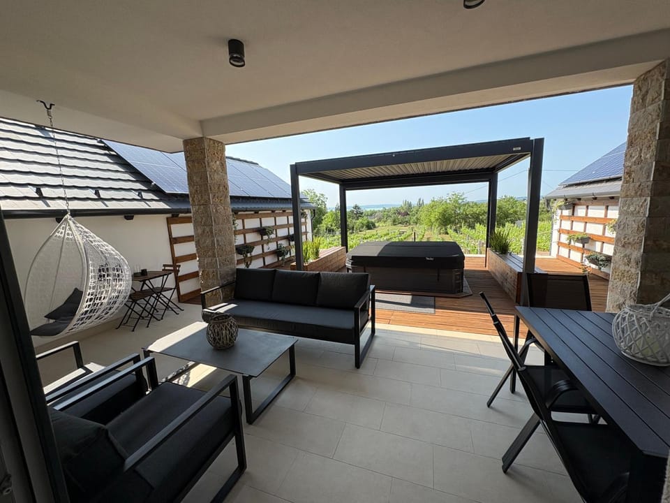 View (from property/room), Balcony/Terrace, Seating area