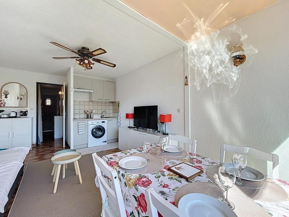 Communal lounge/ TV room, washing machine