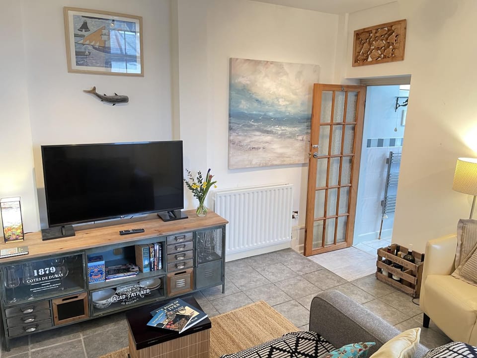 Property building, TV and multimedia, Living room