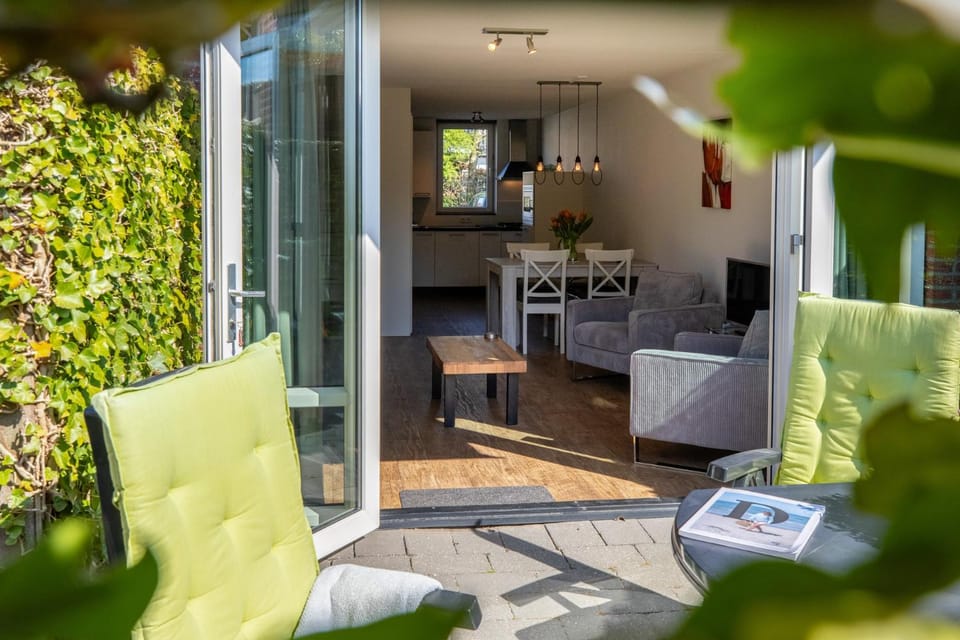 Garden, Living room