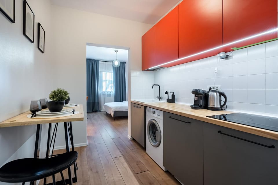 Coffee/tea facilities, Kitchen or kitchenette, Dining area, stove