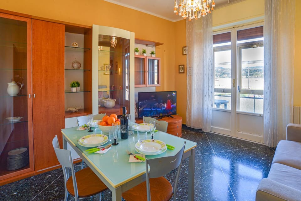 Communal lounge/ TV room, TV and multimedia, Living room, Seating area, Dining area, Evening entertainment