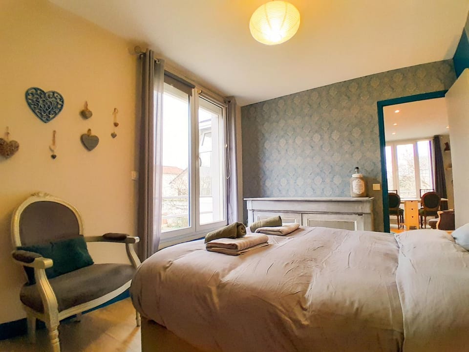 Bed, Bedroom, towels