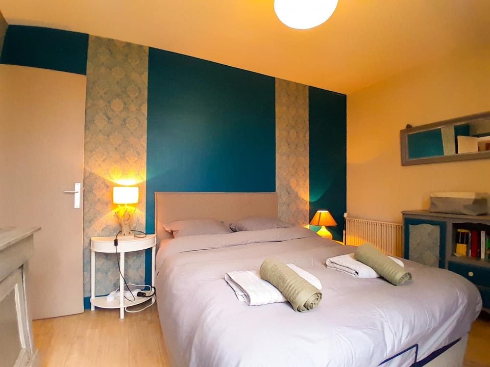 Bed, Bedroom, towels