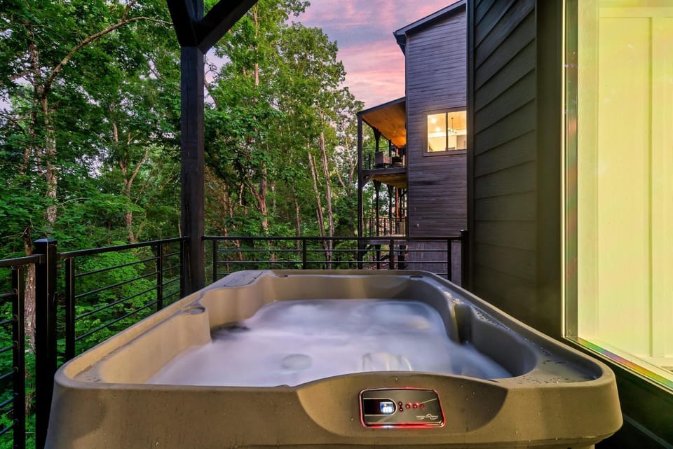 Spring Splash Retreat - Pool Hot Tub & Games House in Sevierville
