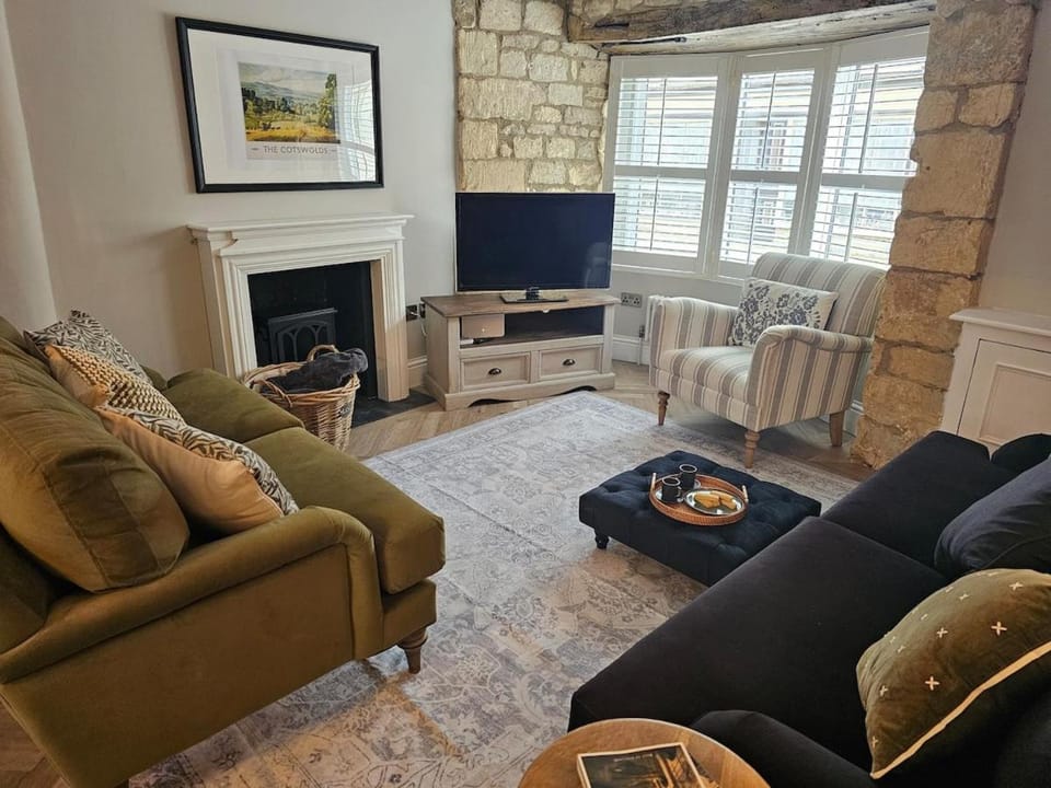 The Old Shop - Stylish Cotswold Cottage, Sleeps 6 House in Winchcombe