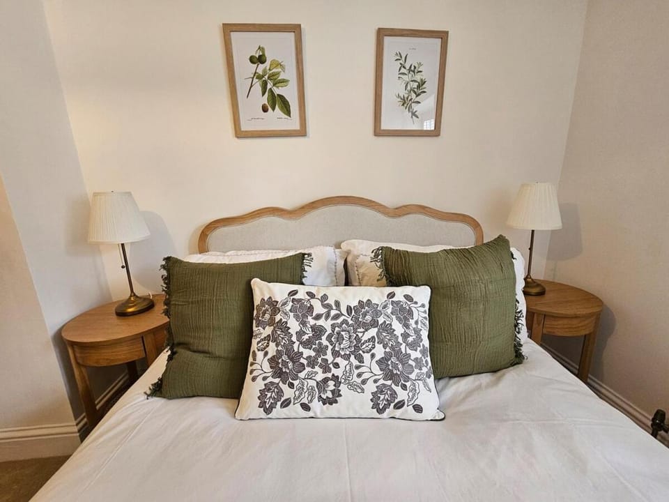 The Old Shop - Stylish Cotswold Cottage, Sleeps 6 House in Winchcombe