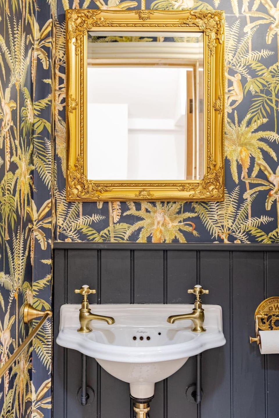 The Old Shop - Stylish Cotswold Cottage, Sleeps 6 House in Winchcombe