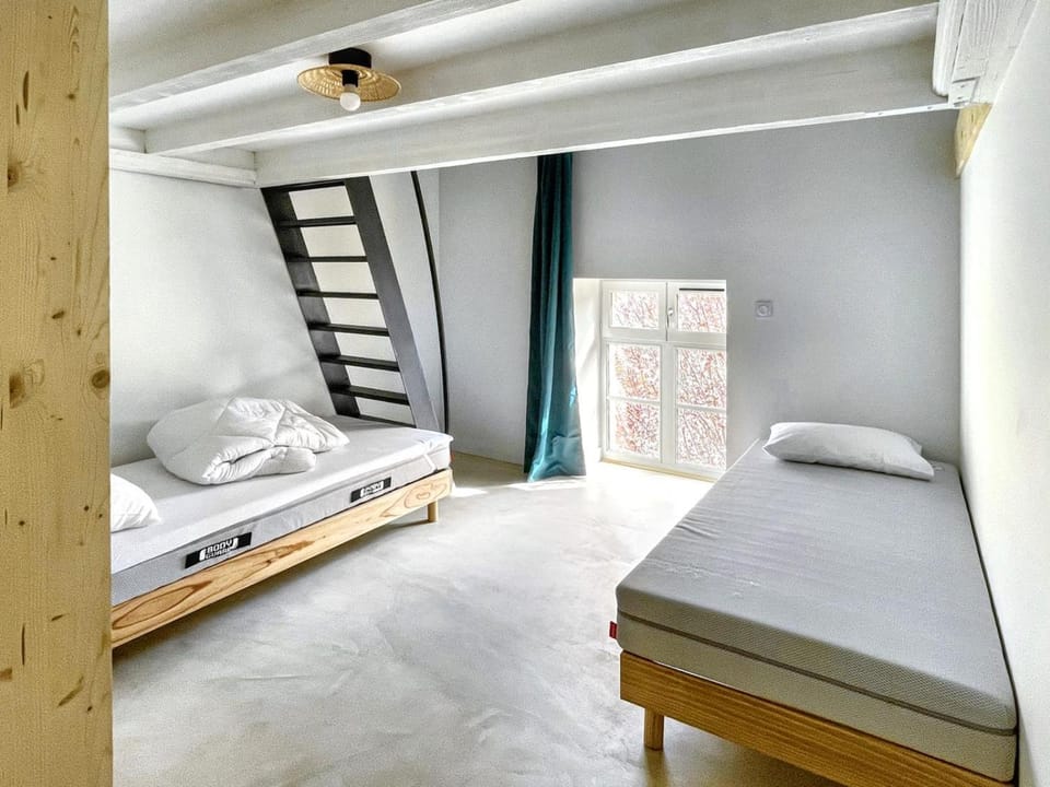Bed, Bedroom, towels