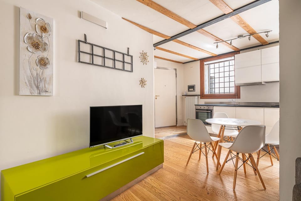 Communal lounge/ TV room, TV and multimedia, Kitchen or kitchenette, Seating area, Dining area
