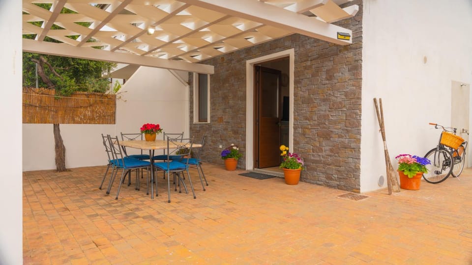 Patio, Dining area