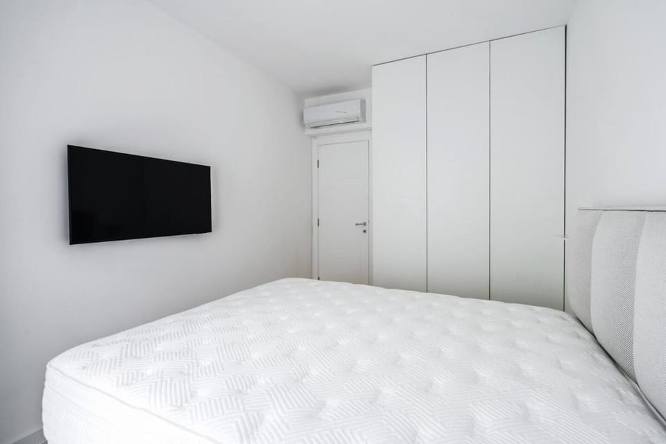 Bed, TV and multimedia, Bedroom, wardrobe, air conditioner