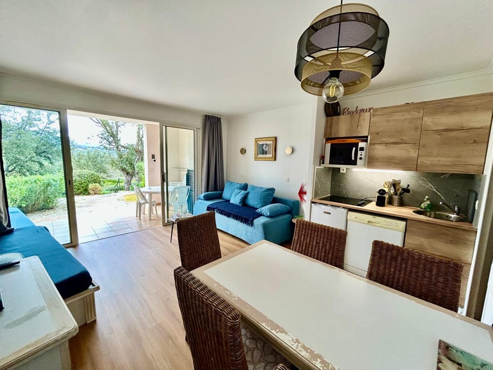 Les Restanques Lavandes 2009 rez de jardin Apartment in Grimaud