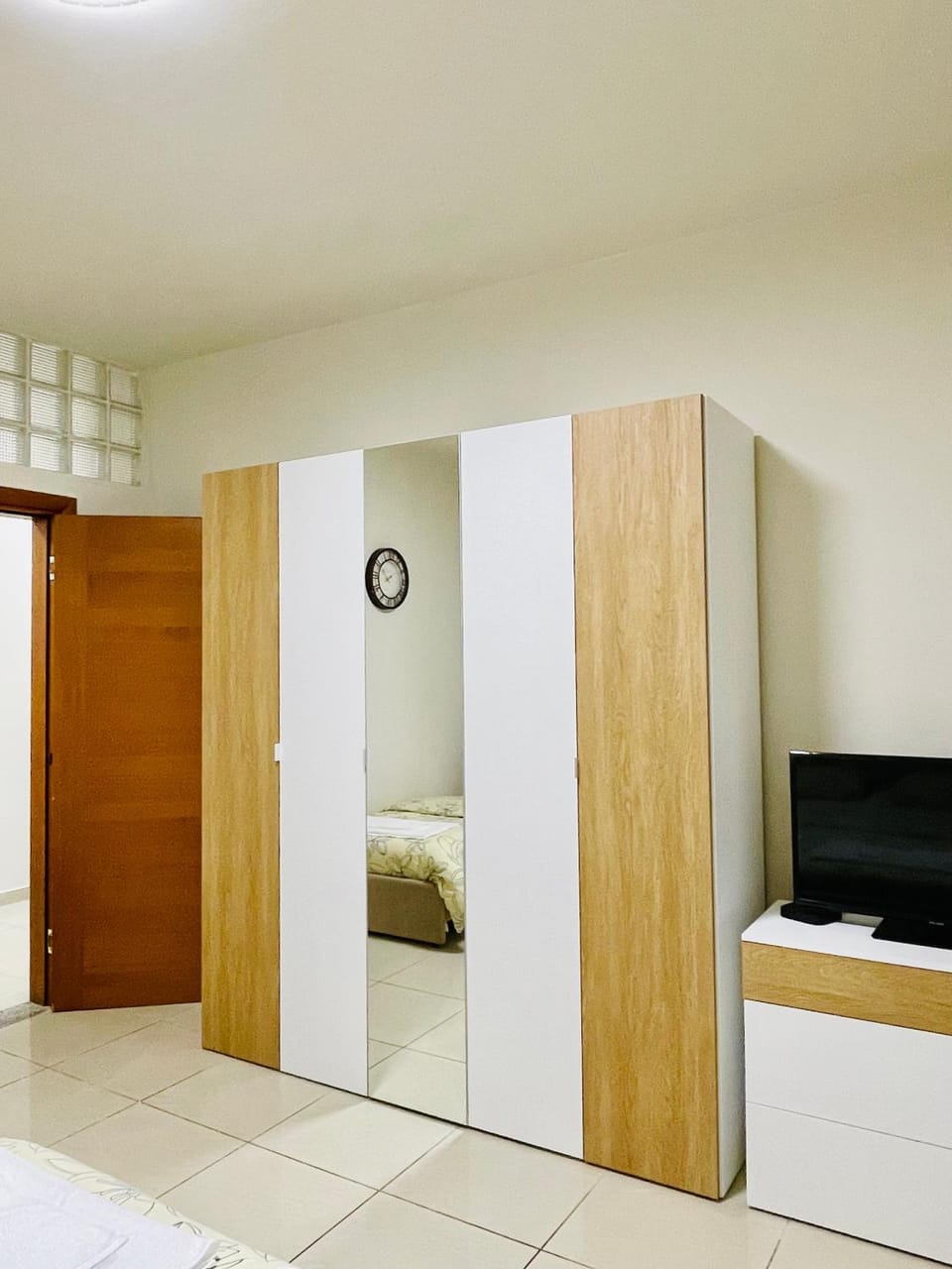 TV and multimedia, Photo of the whole room, Bedroom, wardrobe