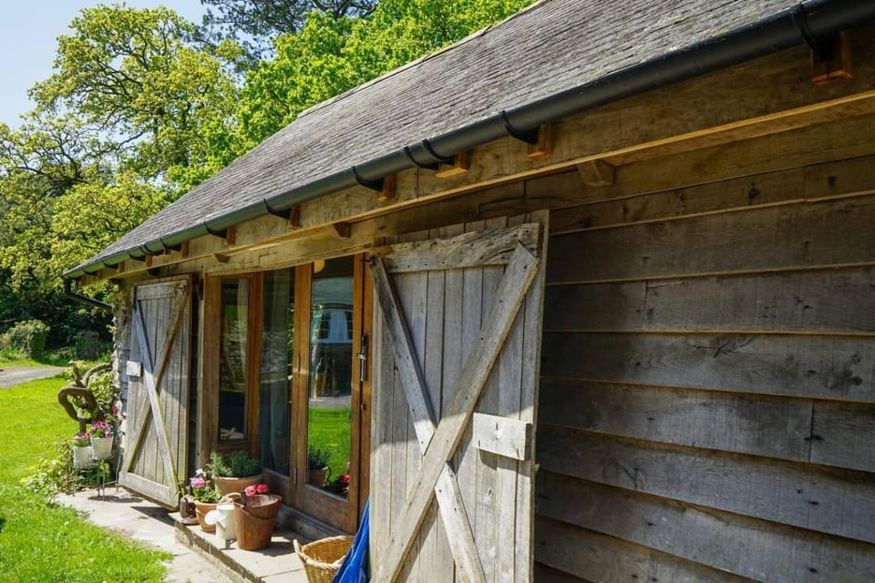 Escape to an Idyllic Countryside Couple's Retreat House in England