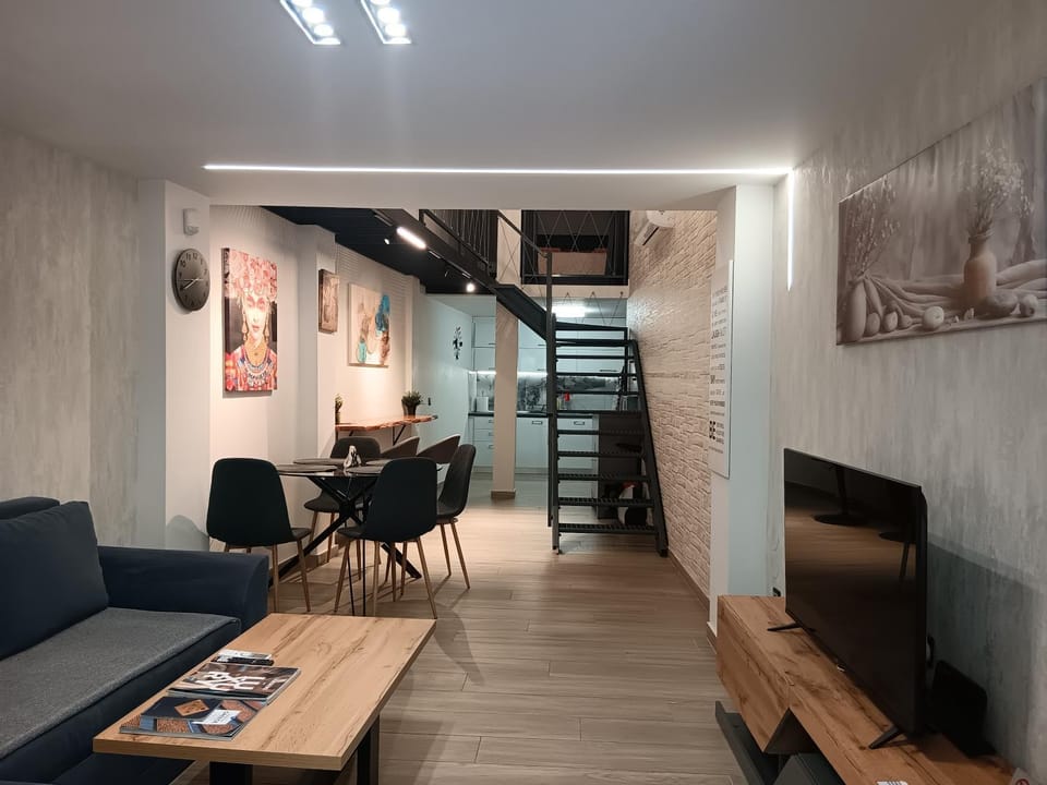 TV and multimedia, Living room, Photo of the whole room, Seating area, Dining area