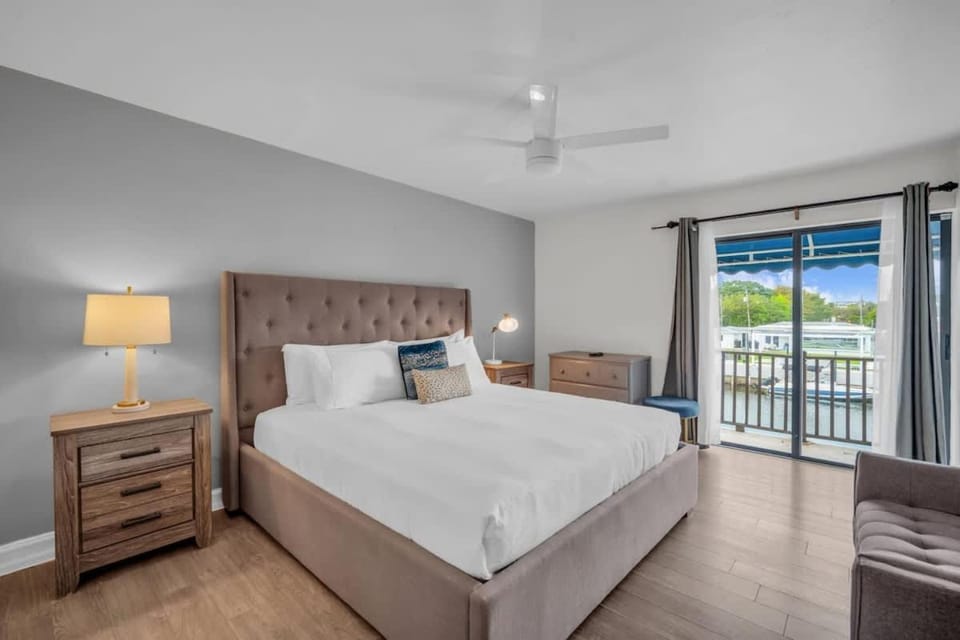 Vista Mar Scenic 3BR Family Waterfront w Private Dock House in North Miami