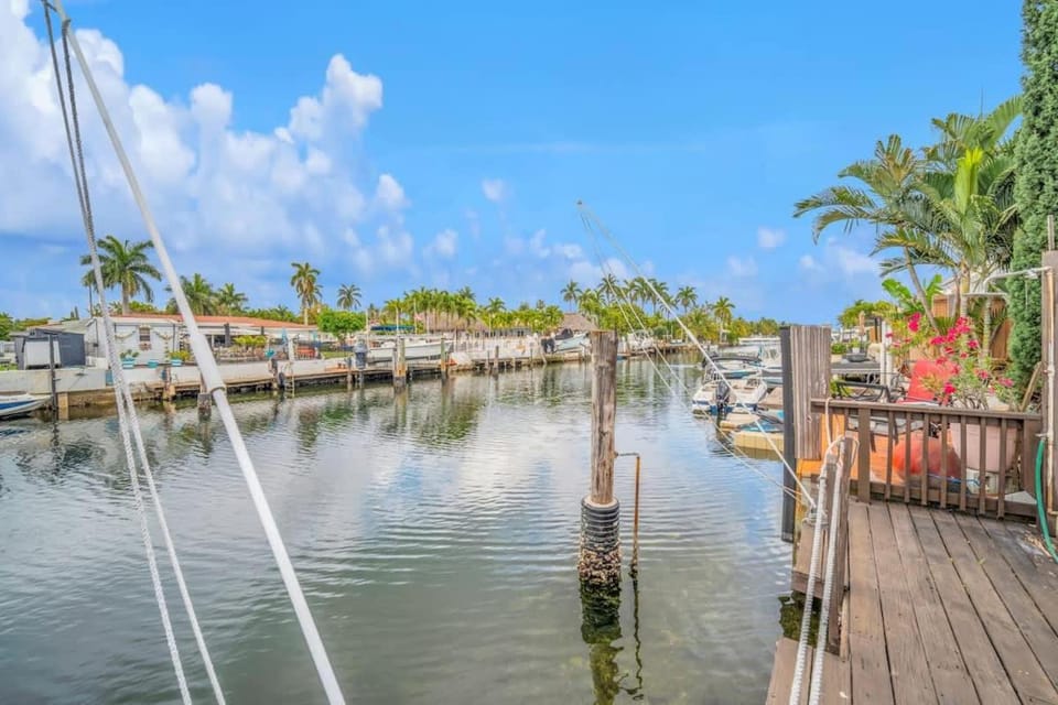 Vista Mar Scenic 3BR Family Waterfront w Private Dock House in North Miami