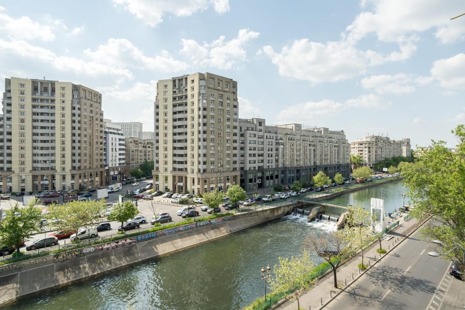 Day, Neighbourhood, Natural landscape, City view, Lake view, River view, Street view, Location