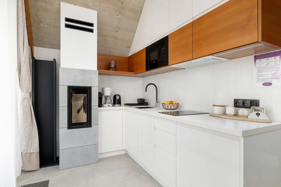 Coffee/tea facilities, Kitchen or kitchenette, oven, stove, toaster