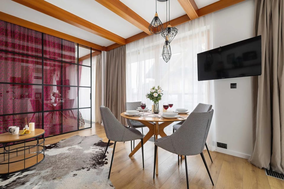 TV and multimedia, Living room, Seating area, Dining area