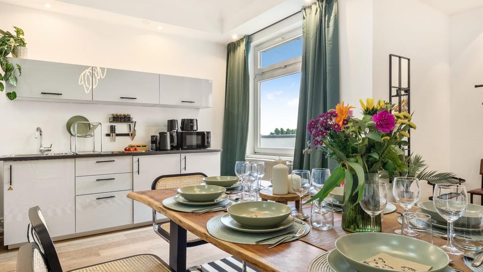Coffee/tea facilities, Kitchen or kitchenette, Food and drinks, Dining area