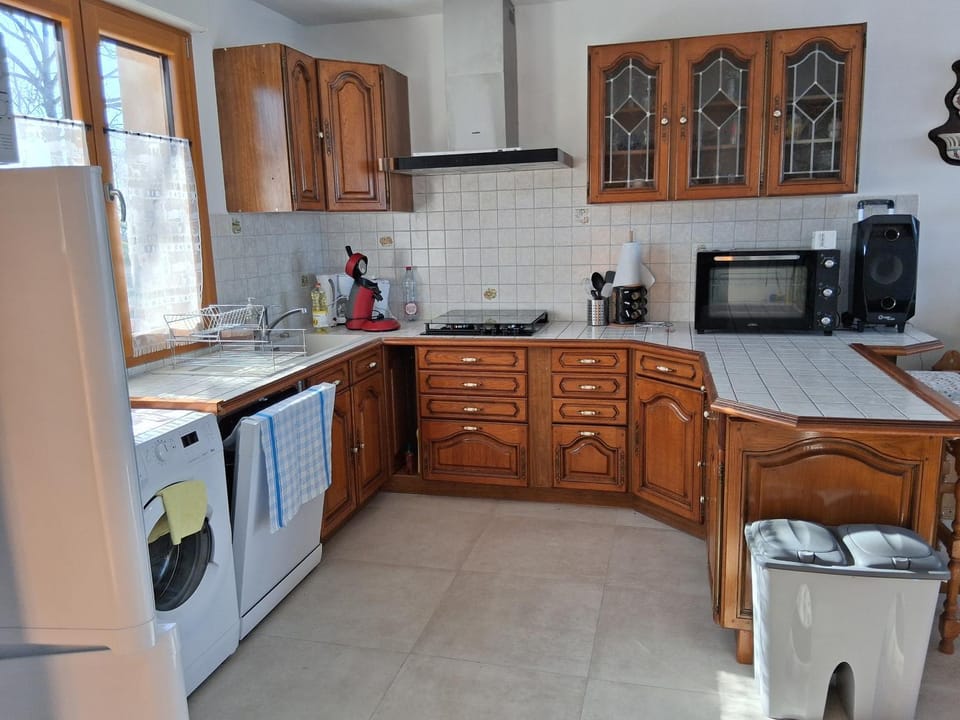 Coffee/tea facilities, dishwasher, oven, stove, toaster