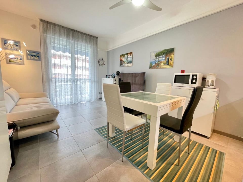 Dining area, microwave, oven