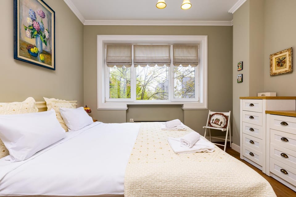 Bed, View (from property/room), Photo of the whole room, Decorative detail, Bedroom, towels
