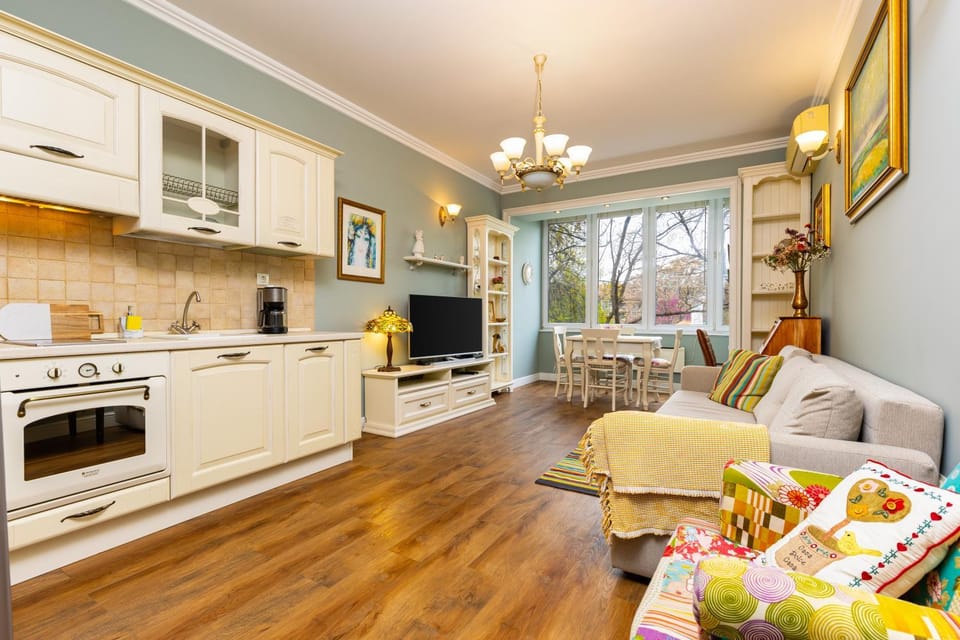 TV and multimedia, Kitchen or kitchenette, Living room, Seating area, Dining area, dishwasher, oven, stove