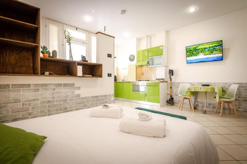 Bed, Living room, Photo of the whole room, Bedroom, towels