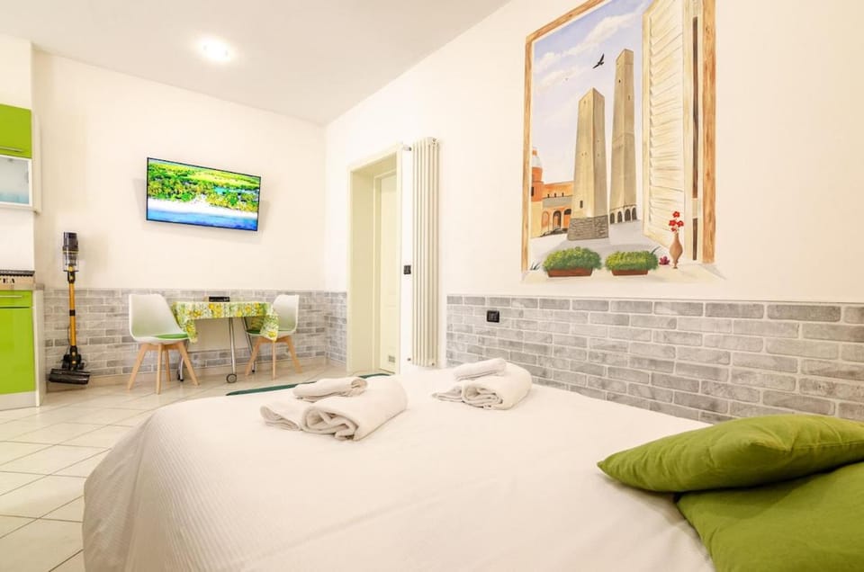 Bed, TV and multimedia, Dining area, Bedroom, towels