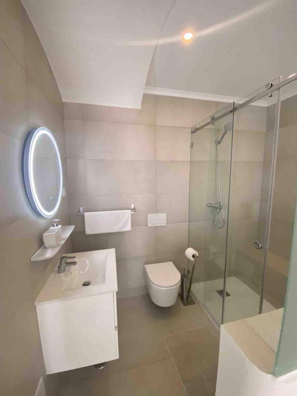 Shower, Toilet, Bathroom, towels