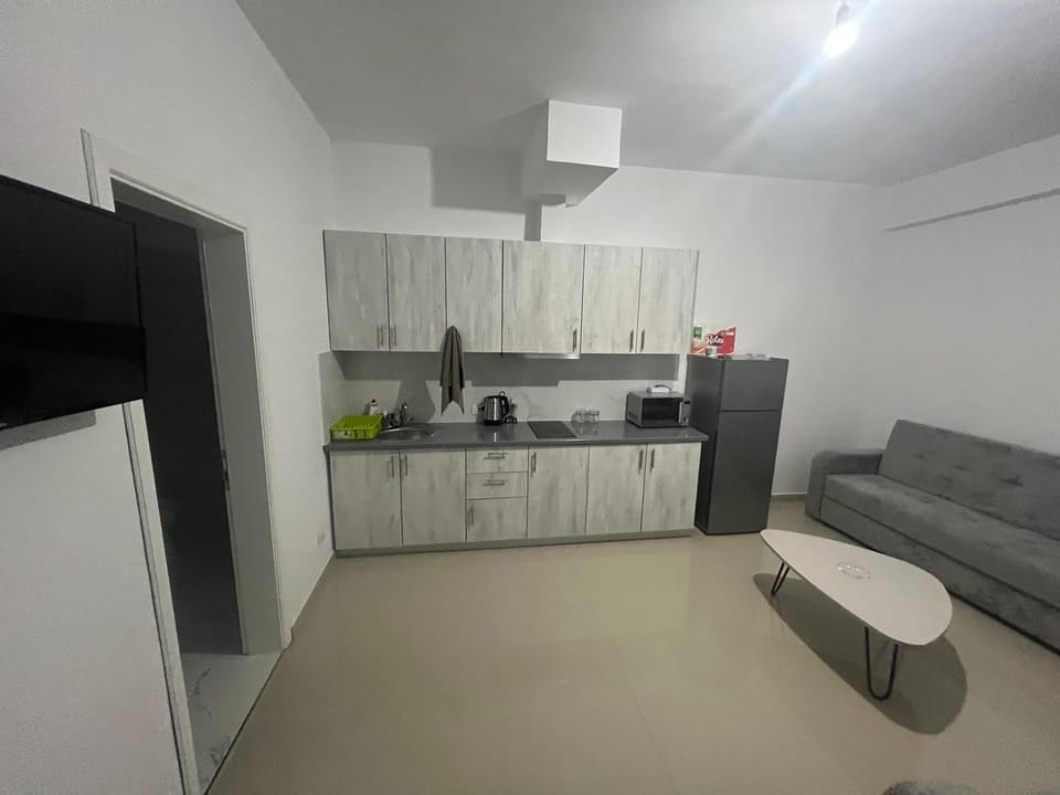 Kitchen or kitchenette, minibar, stove