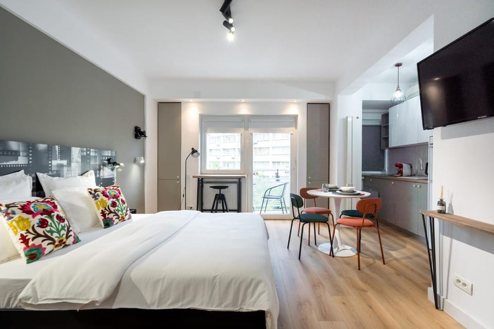 Bed, TV and multimedia, Kitchen or kitchenette, Living room, Photo of the whole room, Seating area, Dining area, Evening entertainment, Bedroom, wardrobe