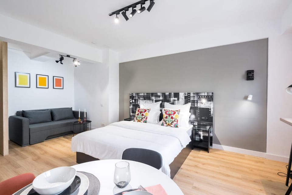 Bed, Living room, Photo of the whole room, Seating area, Dining area, Bedroom