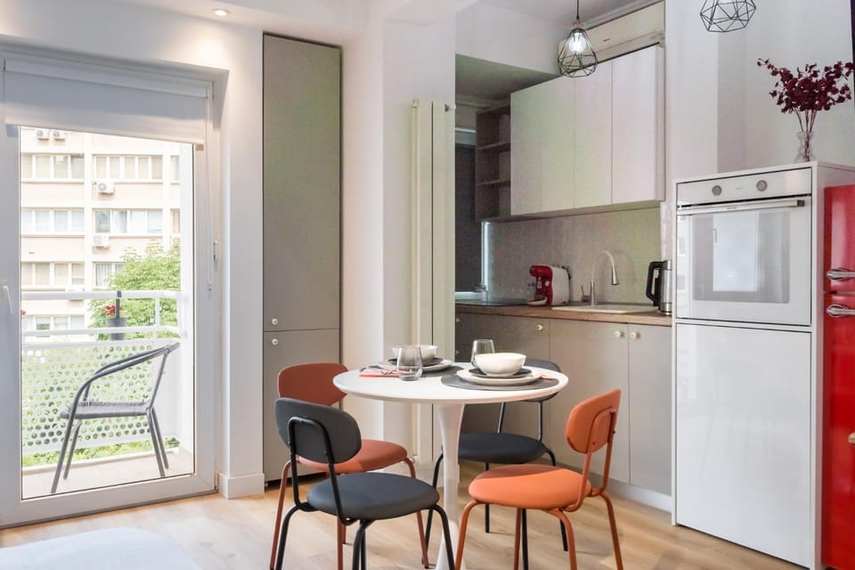 Kitchen or kitchenette, Dining area, stove