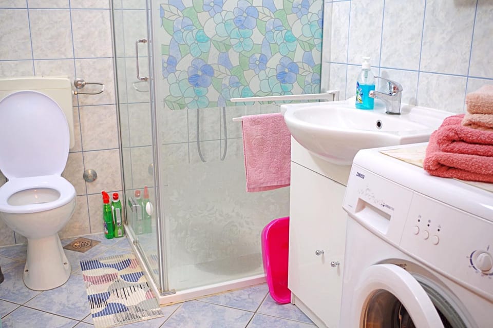 Shower, Toilet, Bathroom, towels, washing machine