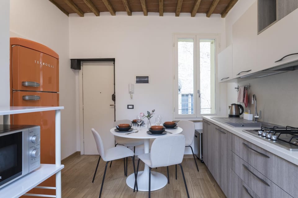 Facade/entrance, Coffee/tea facilities, Kitchen or kitchenette, Dining area, pet friendly, stove, toaster, kitchen